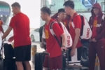 网友拍到中国男篮北京机场出发 前往杭州参加热身赛