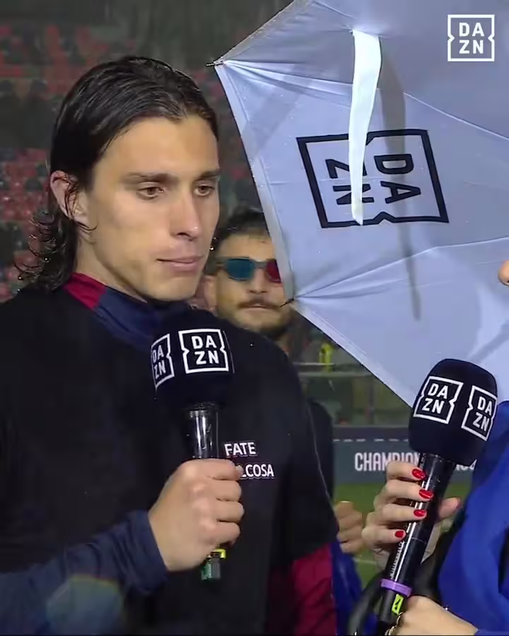 撒狗粮！卡拉菲奥里现场强吻女友，一旁的女主持人都看傻了~
